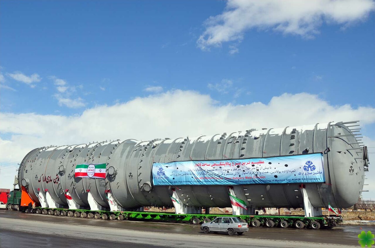 Large refinery distillation column / pressure vessel