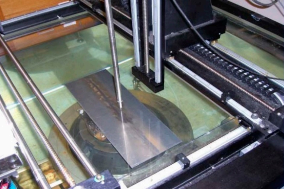 Diesel and chalk leak test on a weld seam