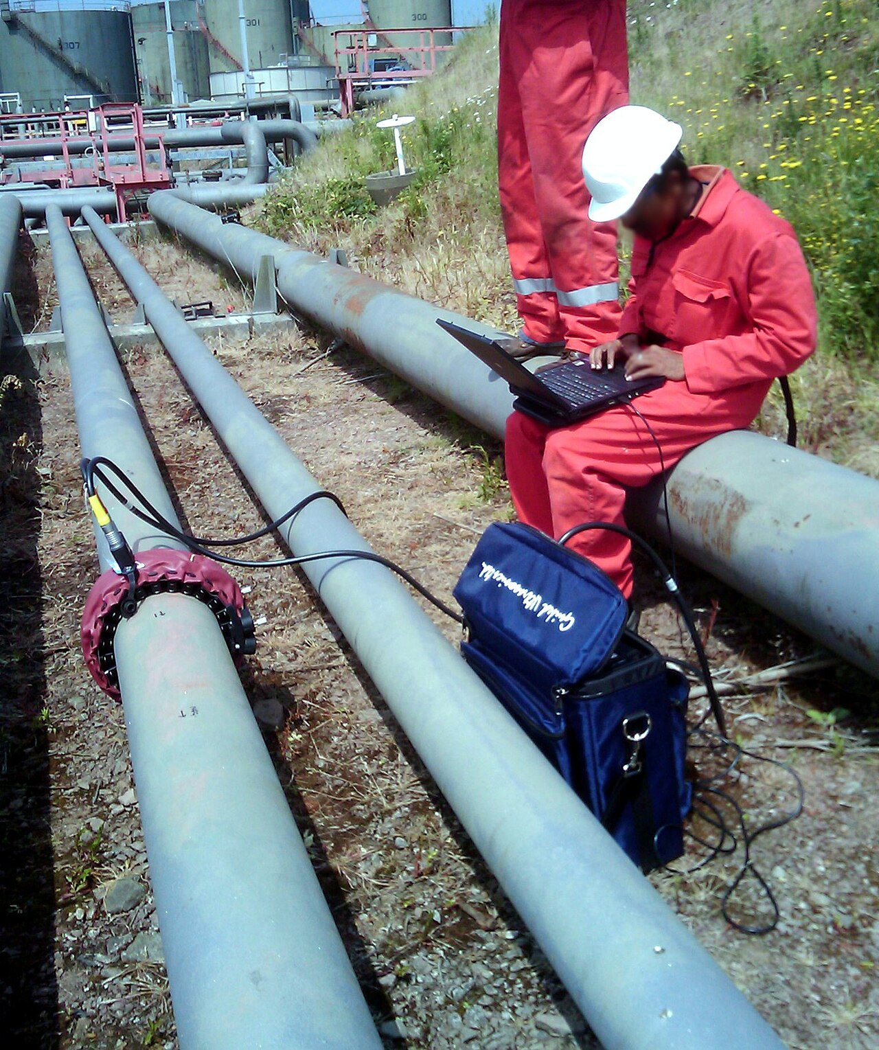 Guided-wave long-range ultrasonic testing collar on a pipeline