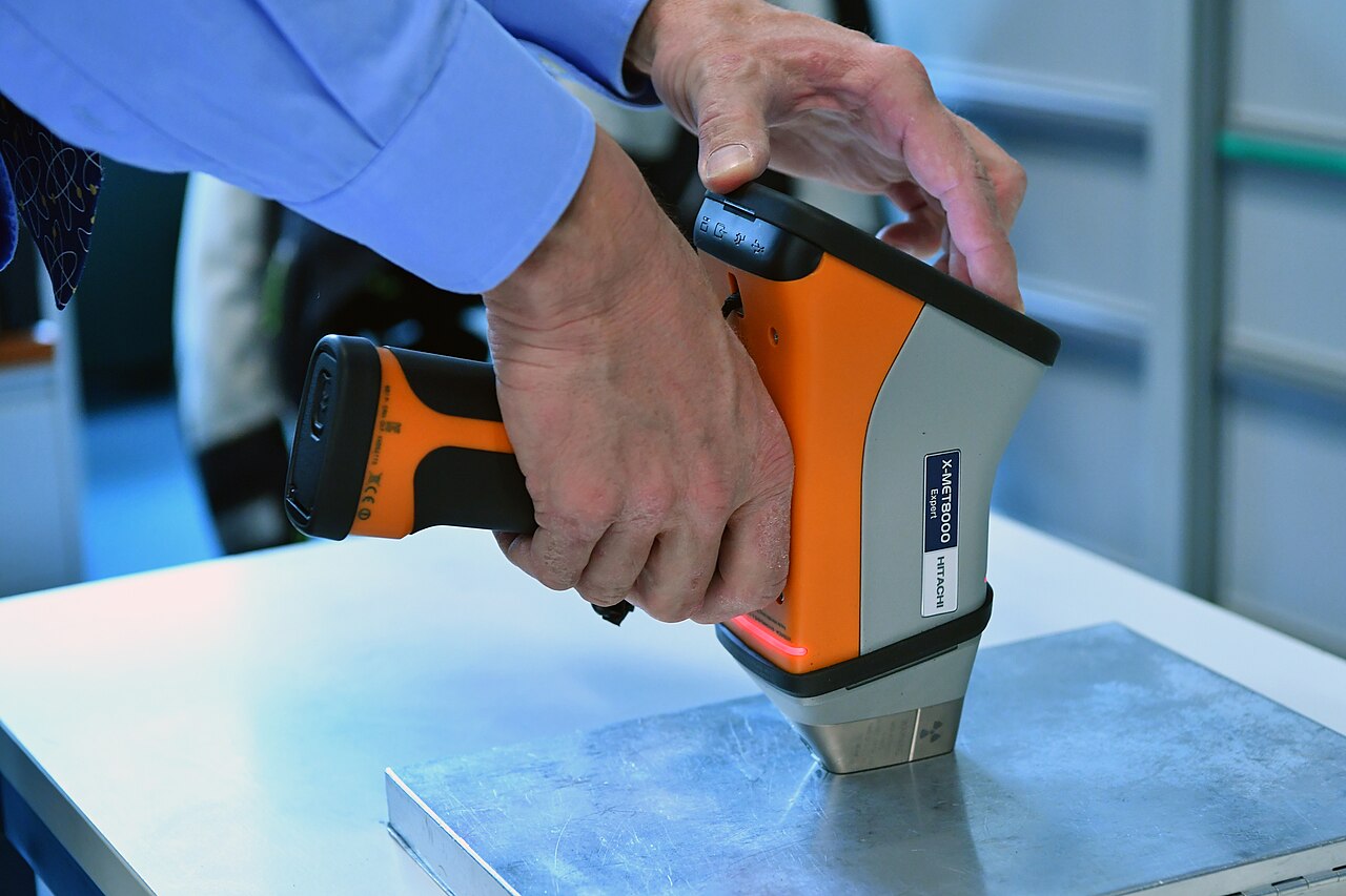 Handheld X-ray fluorescence alloy analyzer