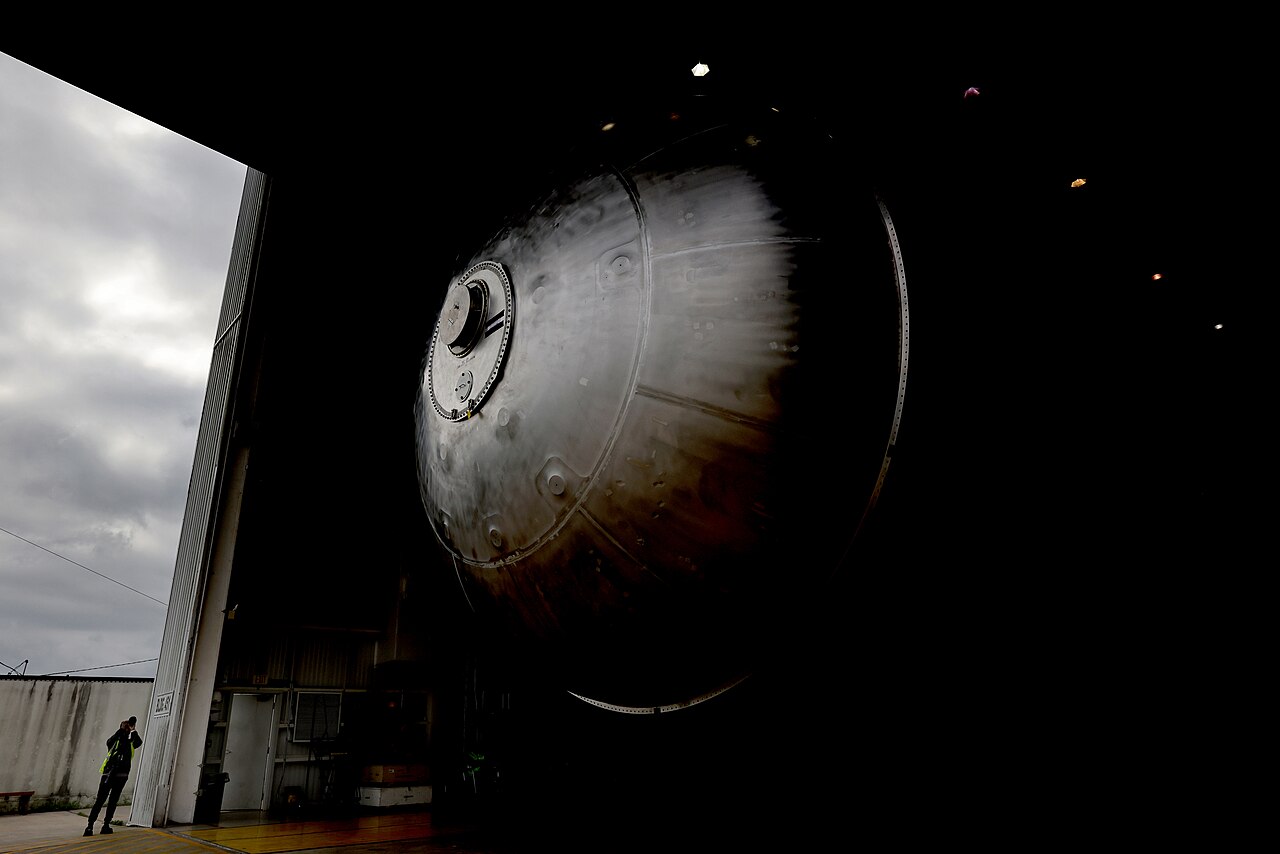 Vacuum box bubble leak testing of a weld